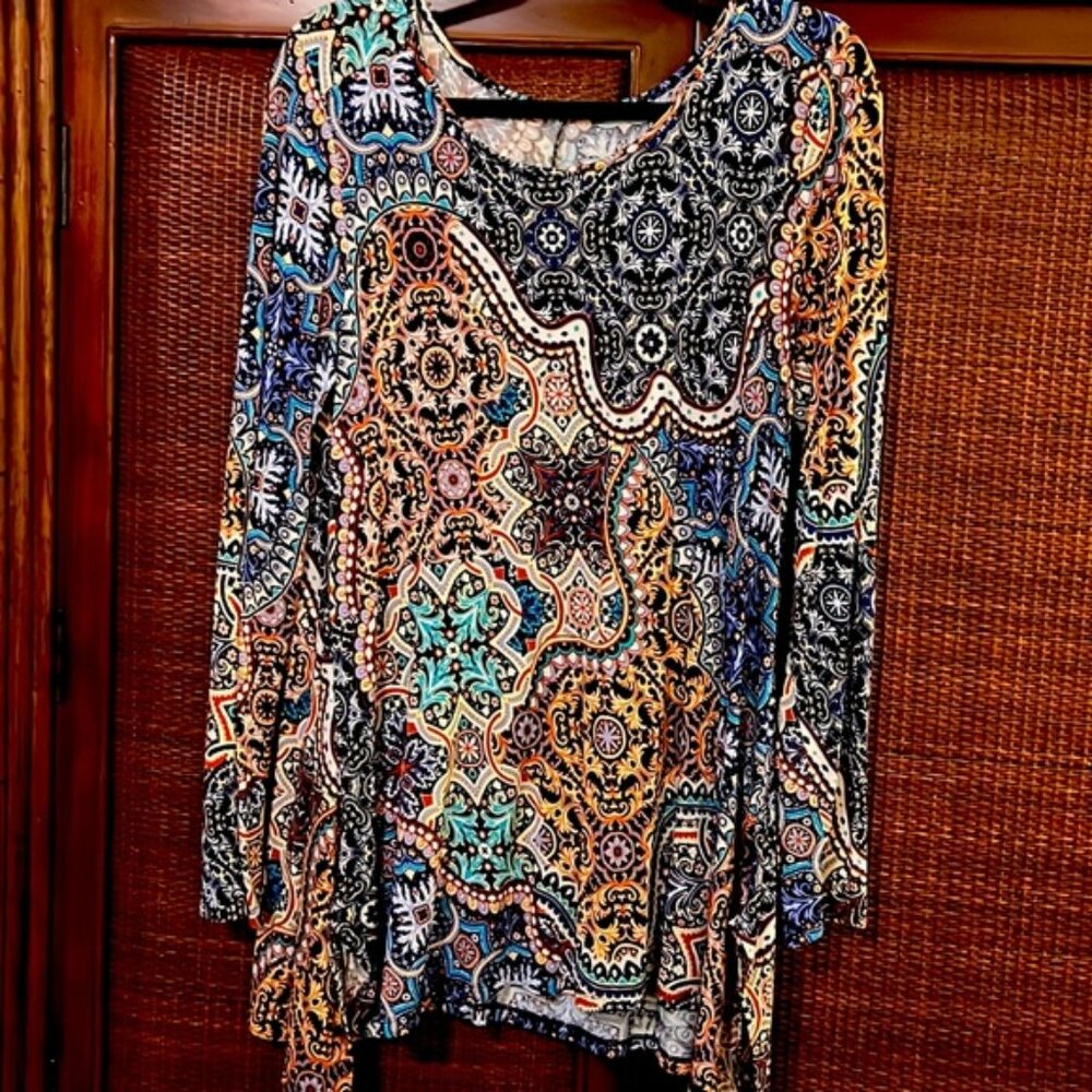 WOMENS LONG SLEEVE TOP - SMALL SIDE SLITS - SIZE LARGE
